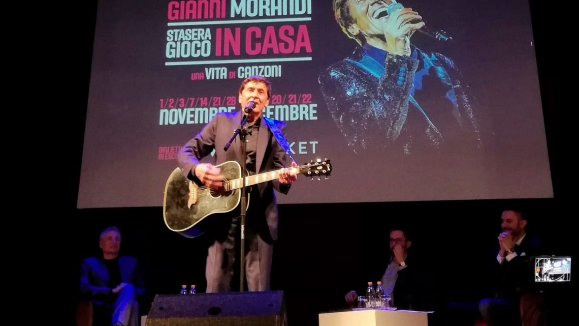 GIANNI MORANDI si esibisce a sorpresa al Teatro Duse omaggiando Lucio Dalla